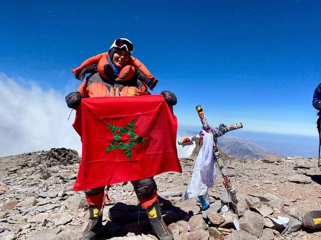 المغربية نوال صفنضلة تتسلق قمة “ماناسلو” في جبال الهيمالايا وتهدي إنجازها لضحايا زلزال الحوز