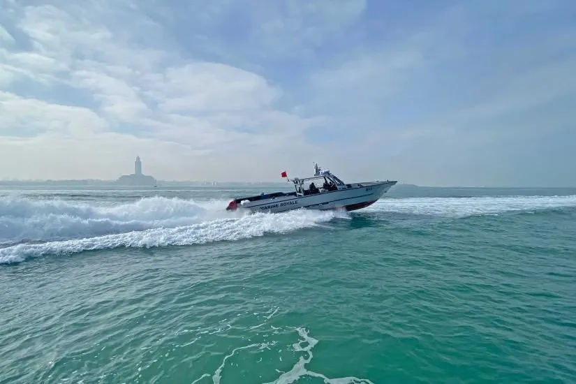 زوارق من طراز “52 FEARLESS SUPER INTERCEPTOR تبحر بالقرب من مسجد الحسن الثاني بمدينة الدار البيضاء