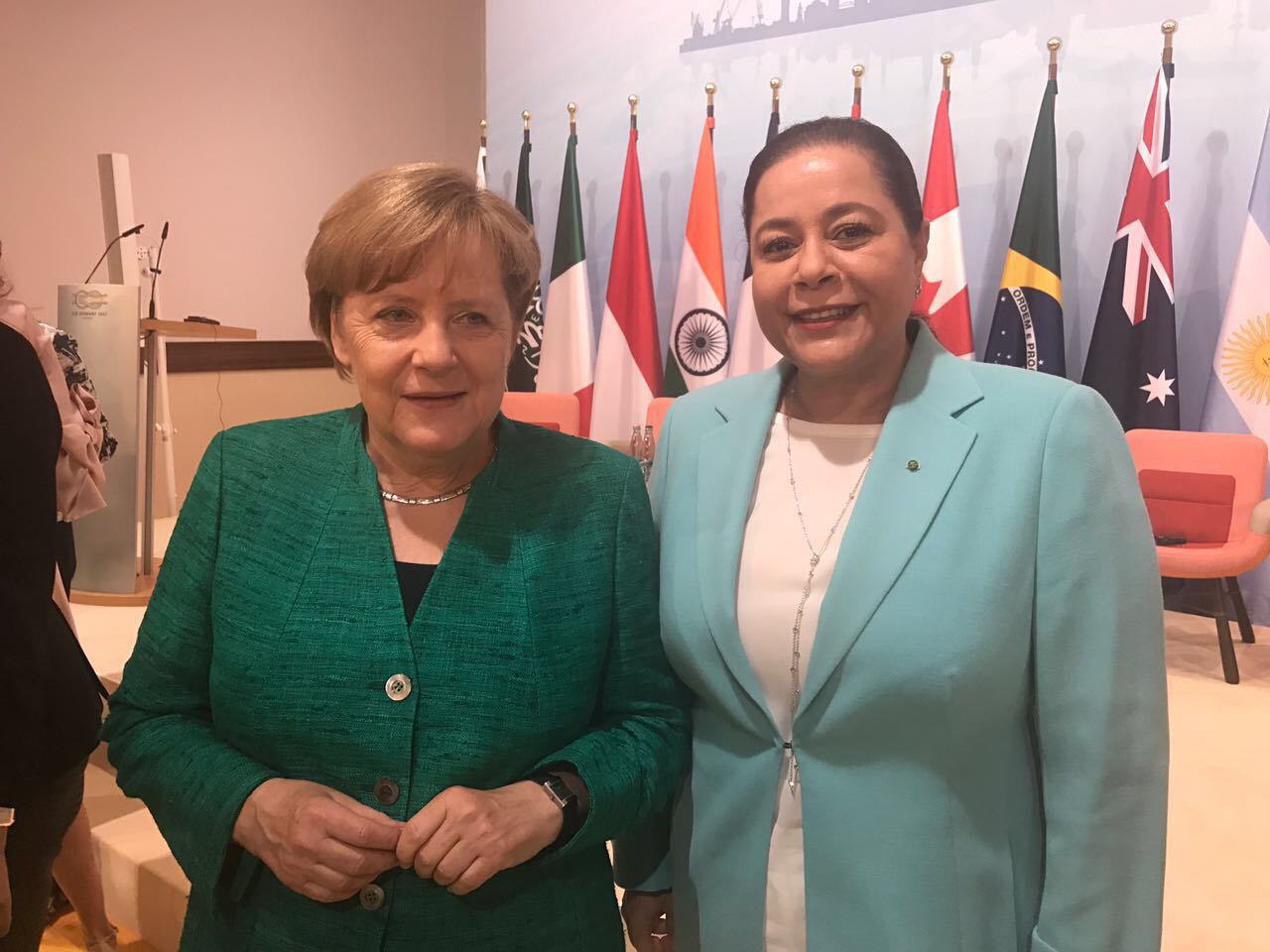 مريم ينصالح ورئيسة ألمانيا السابقة ميركل خلال لقاء سابق