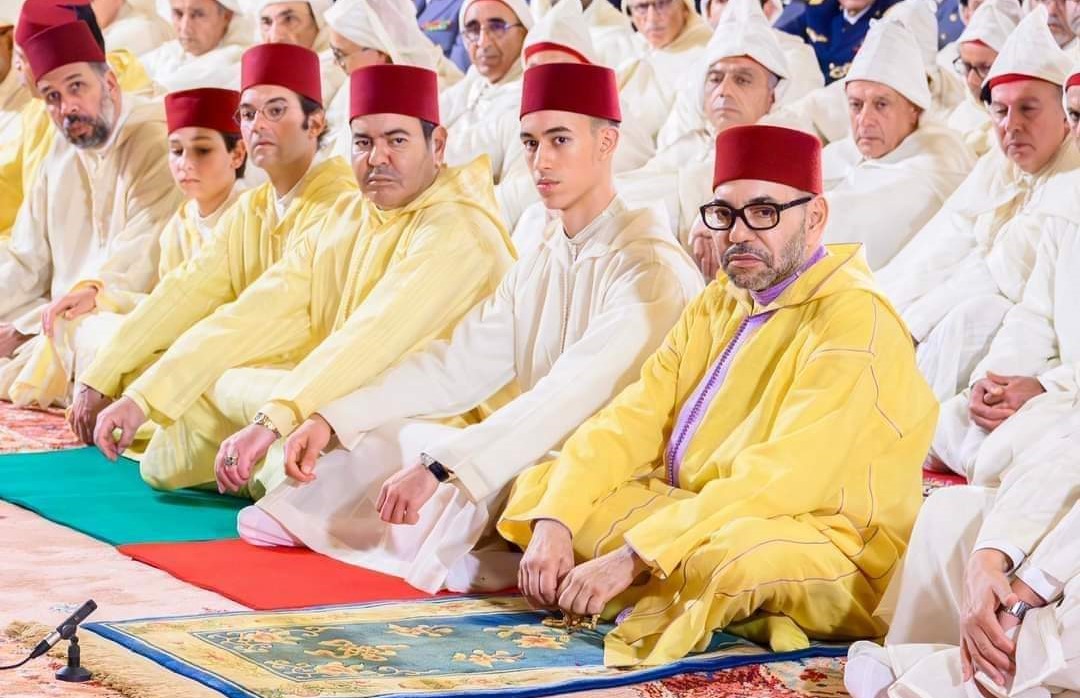 مولاي الحسن رافق الملك محمد السادس خلال أداء الصلاة في رمضان